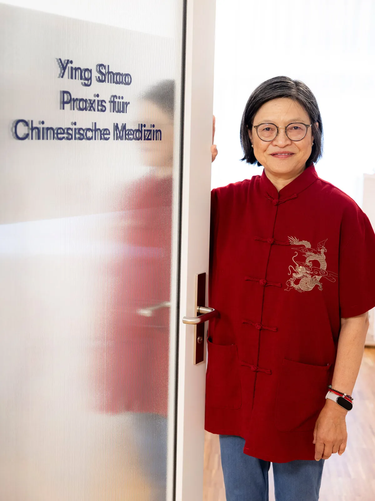 Ying öffnet die Türe