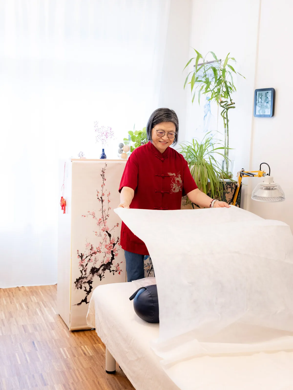 Ying bereitet den Praxisraum vor