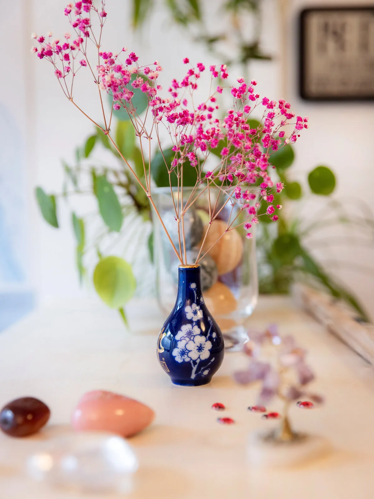 Rosa Gypsophila in blauer Vase